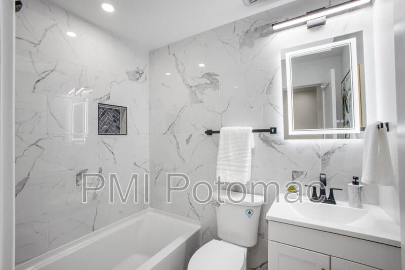 Washington Townhome: 702 19th St NE