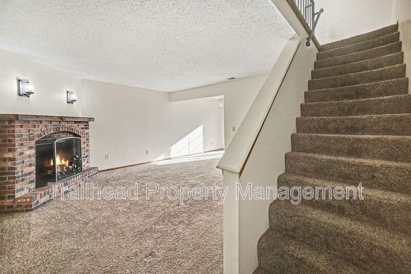 Blue Springs House: 410 NW Nottingham Lane