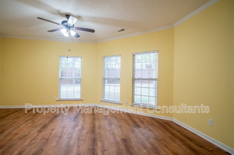 Madison House: 216 Horseshoe Bend North