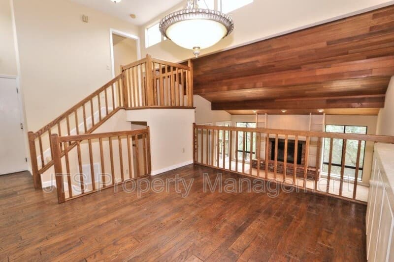 Fair Oaks House: 8944 Cliffside Lane