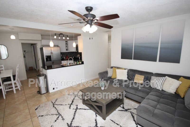 Tampa House: 1918 W Walnut St