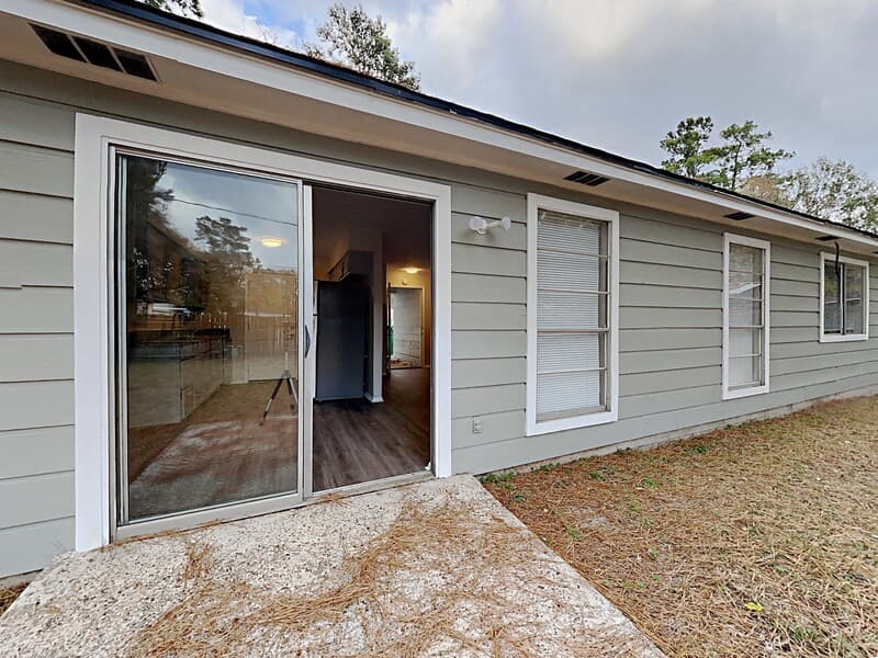 Conroe House: 1321 N 7th St