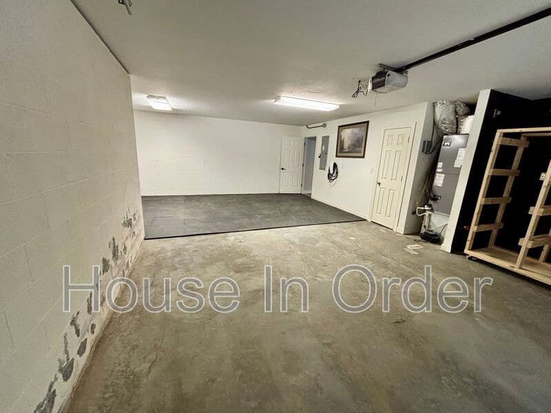Hendersonville House: 93 Ardis Lane