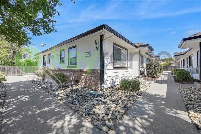 Sacramento House: 1071 Santiago Ave