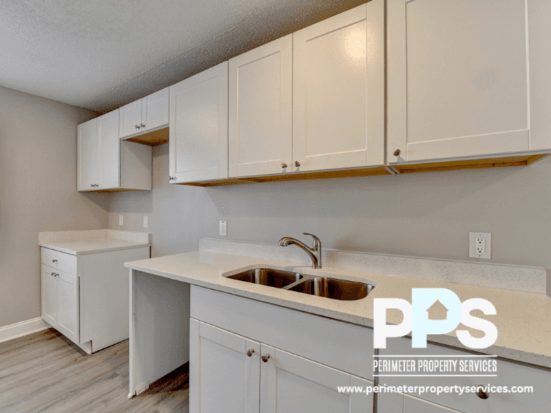 Atlanta House: 390 West Lake Avenue