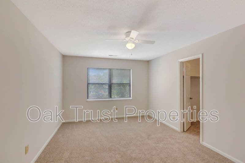 Summerville Townhome: 593 Travelers Blvd