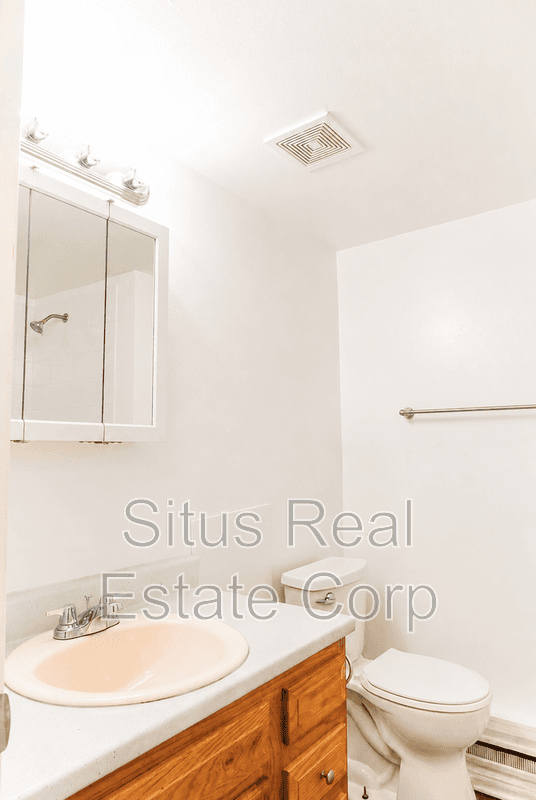Lakewood House: 1330 Zephyr St.