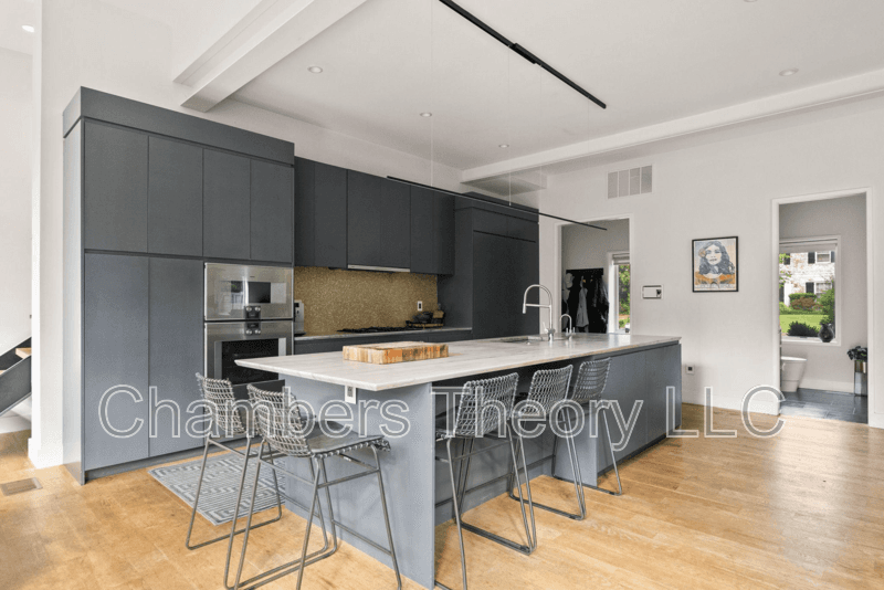 Washington House: 3820 Argyle Ter NW