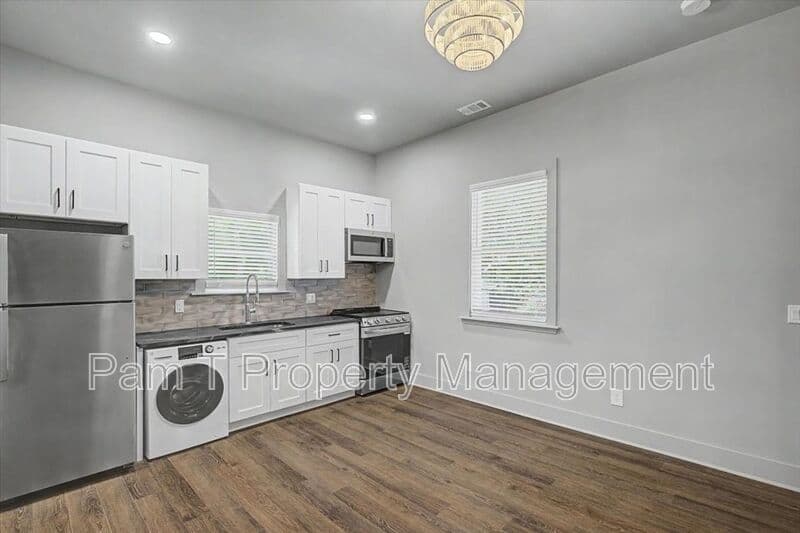 Savannah Condo: 638 E 37th St