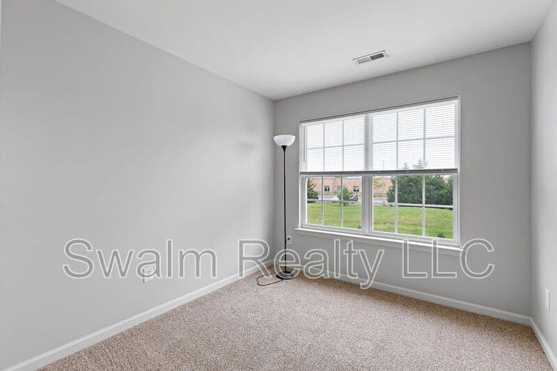 Middletown House: 325 Wilmore Dr