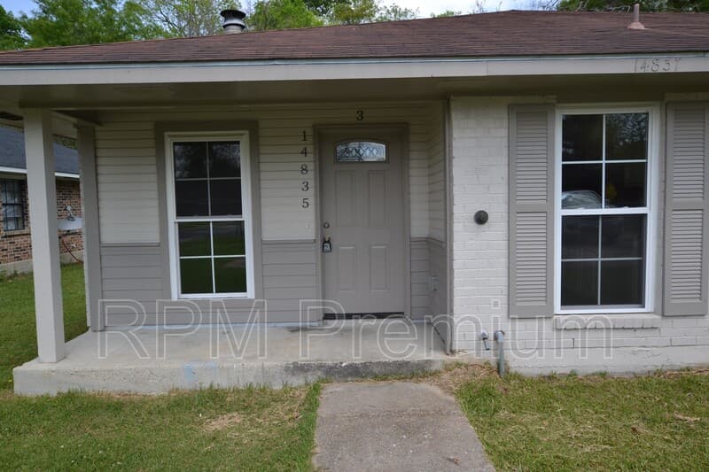 Baton Rouge House: 14835 Central Woods Ave.