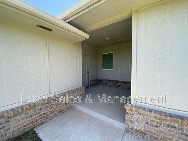 Okahoma City House: 8000 NW 110th Dr