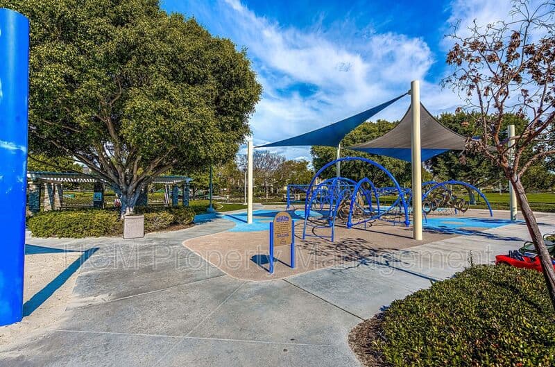 Irvine House: 315 Silk Tree Street