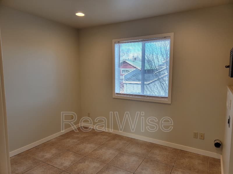 Redmond Condo: 219 NW 6th St