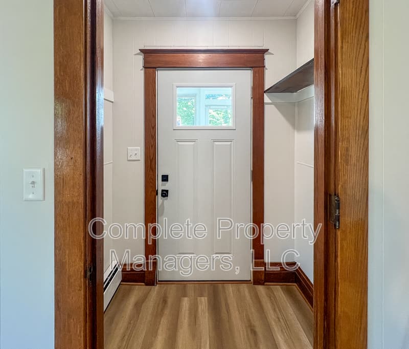 Albert Lea House: 711 Clausen Avenue