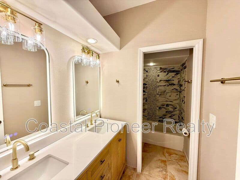 Largo House: 10334 Longwood Dr