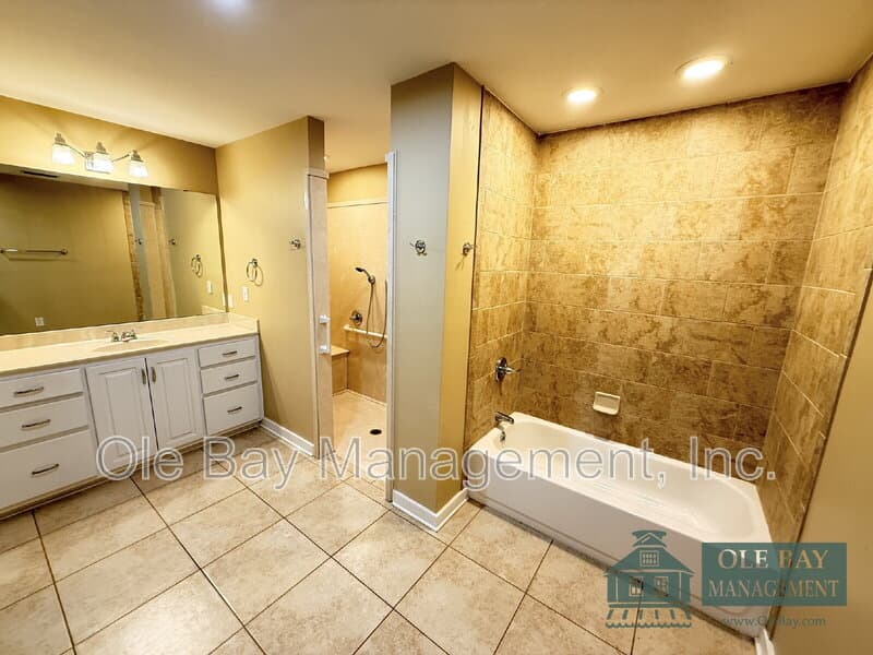 Mobile House: 4650 Rosewood Dr