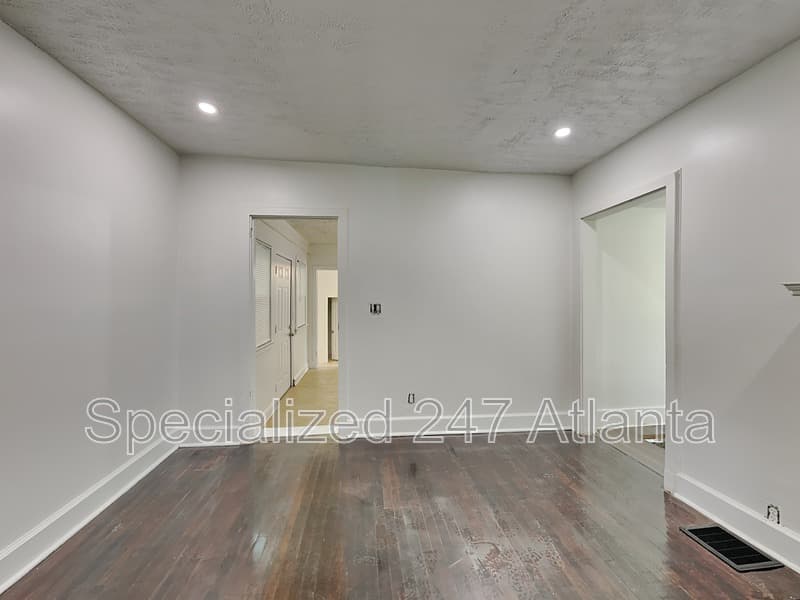 Atlanta House: 542 S Evelyn Pl NW