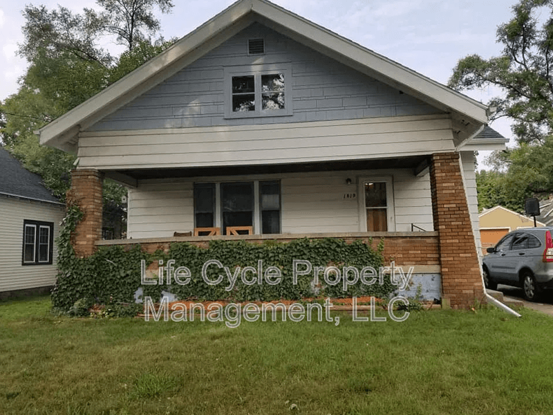 Grand Rapids House: 1819 Linden Avenue Southeast