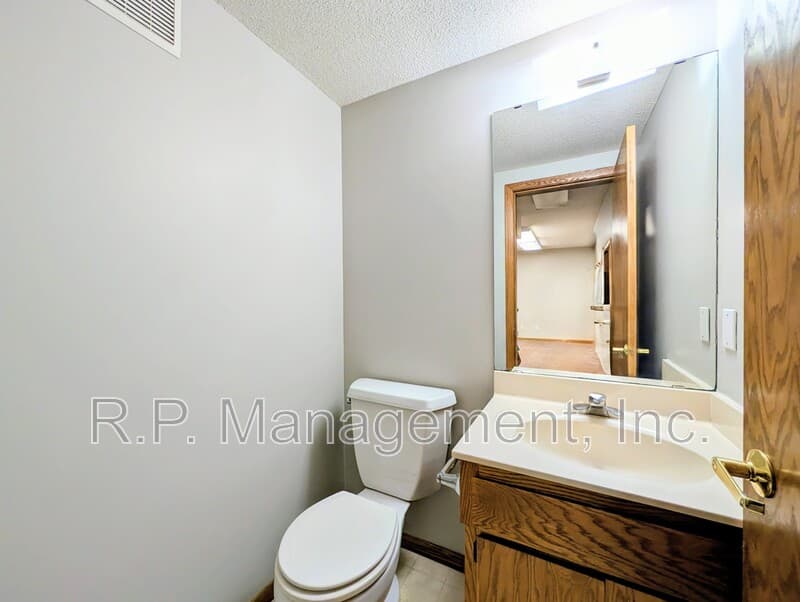 Minnetonka House: 4626 Linnea Ln