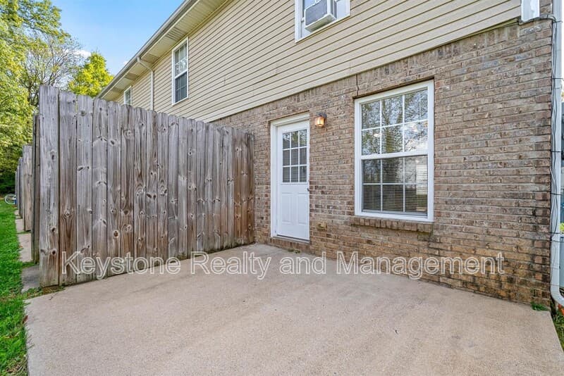 Unit 6
Clarksville Townhome: 2331 Raleigh Court