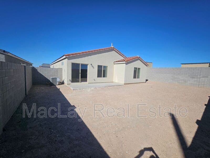 Coolidge House: 1390 W Aztec Dr