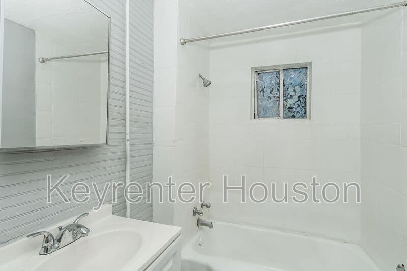Houston House: 4610 Schroeder Rd