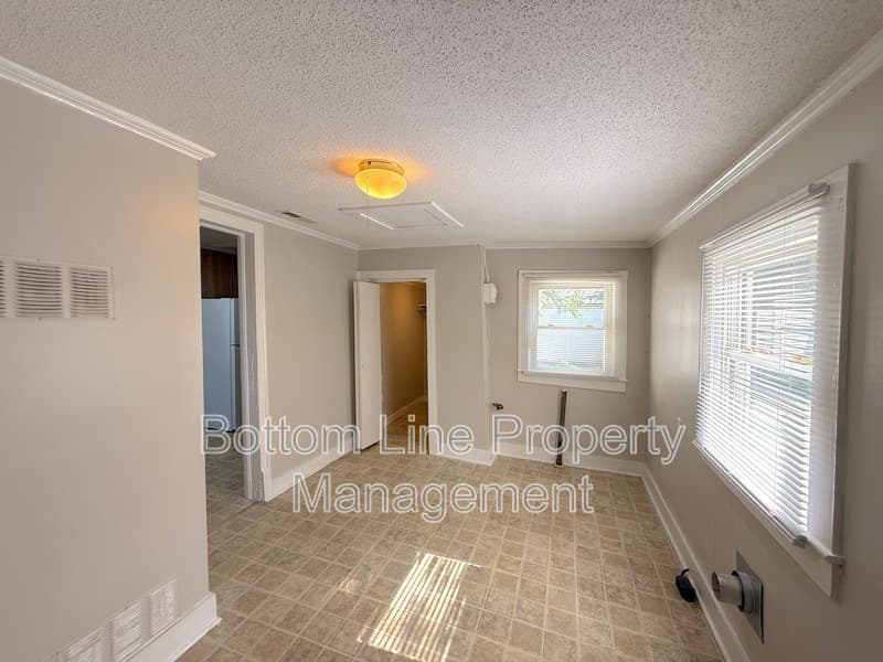 Shelby House: 216 Lineberger St