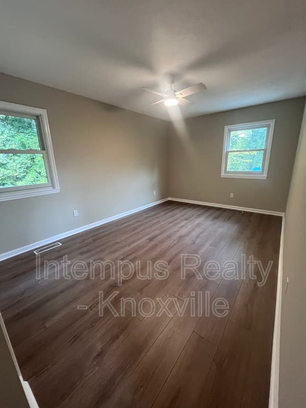 Knoxville House: 10917 Sonja Dr