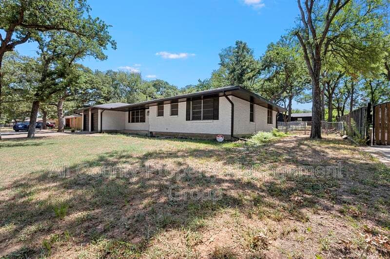 Hurst House: 1444 Cimarron Trail