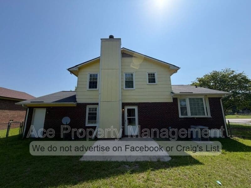 Fayetteville House: 7796 Adrian Drive
