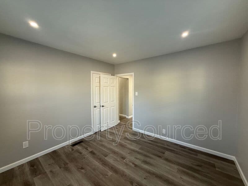 Manteca House: 807 W Yosemite