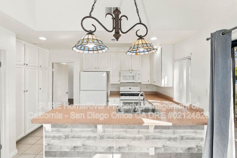 Escondido House: 1007 Howard Ave