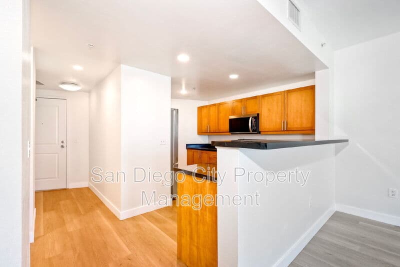 San Diego House: 253 10th Ave