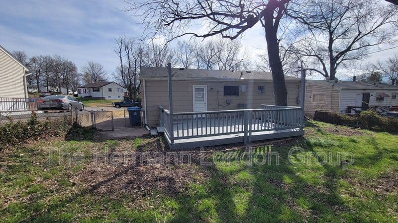 St Louis House: 227 Meadowcrest Dr