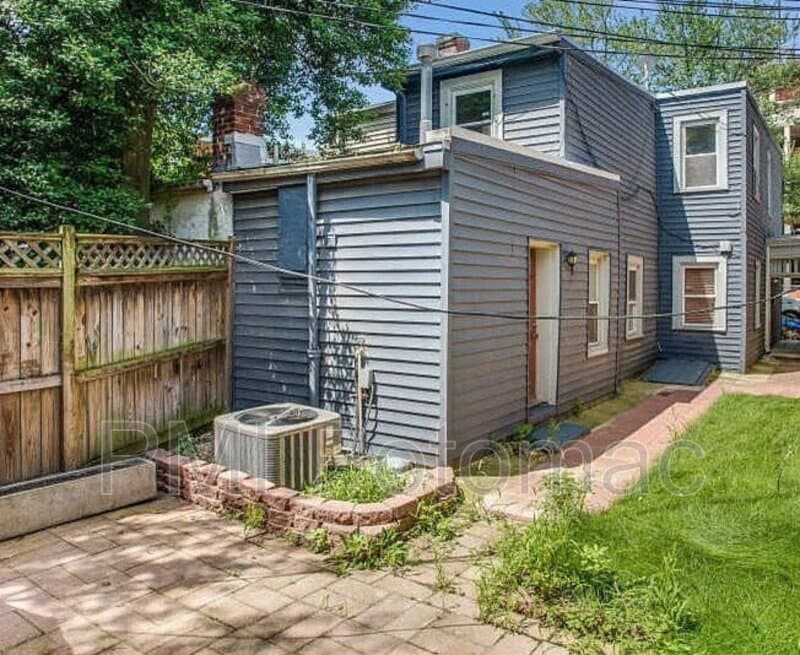 Washington Townhome: 729 10th St NE