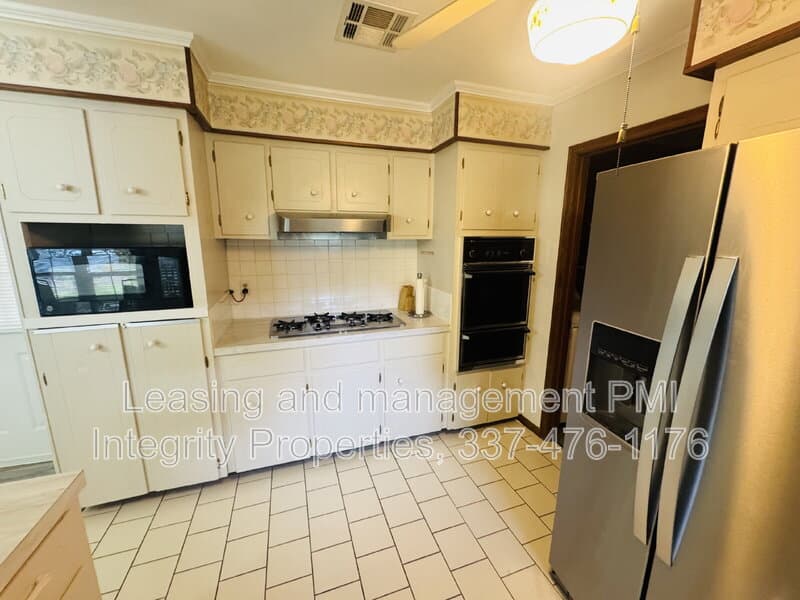 Lafayette House: 204 Debby Drive