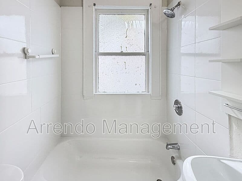 Coral Gables House: 126 Mendoza Ave