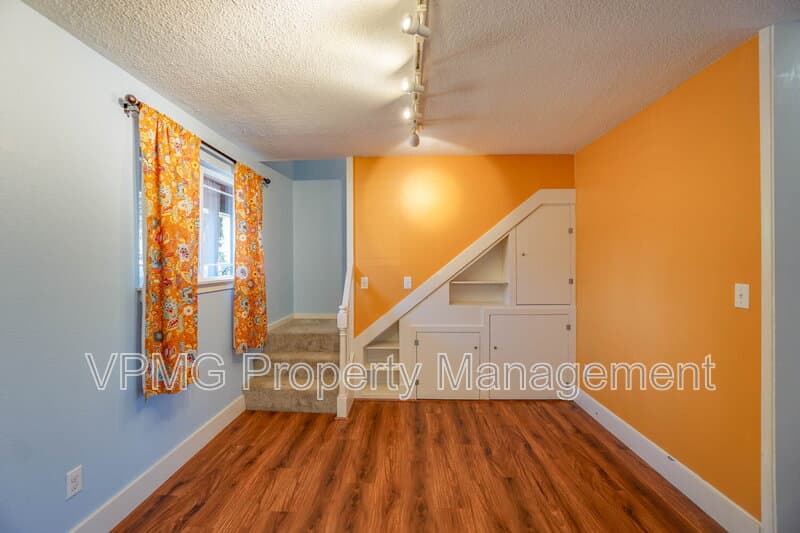 Vancouver House: 411 NE 120th Ave