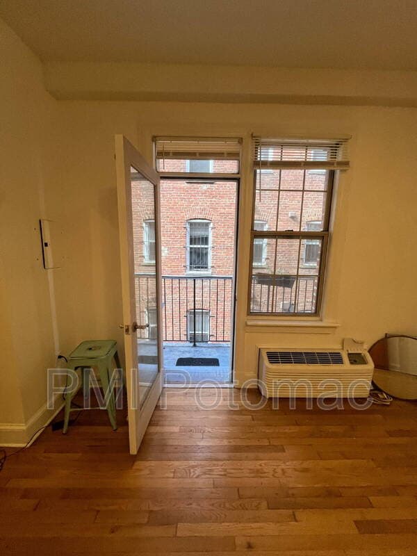 Washington Condo: 1401 Columbia Rd NW