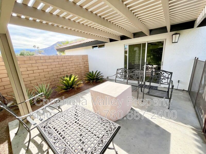 Palm Springs House: 372 W Dominguez Rd