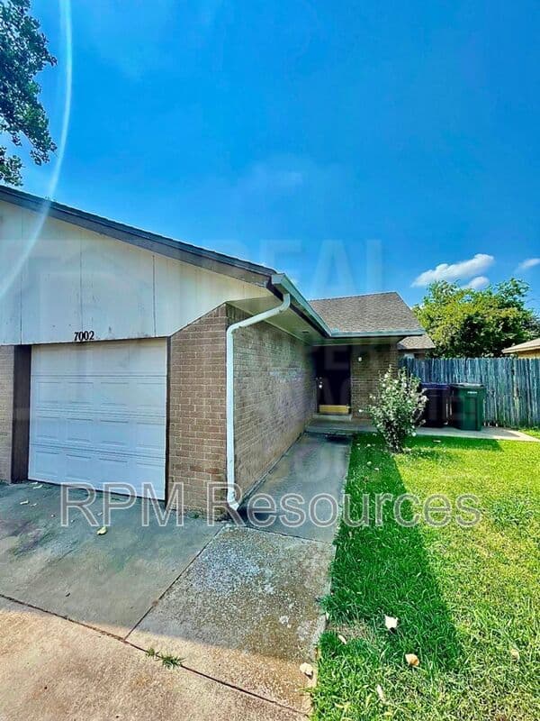 Oklahoma City Condo: 7002 Woodlake Dr