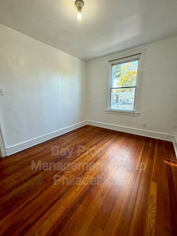 Collingdale House: 7 Rhodes Ave