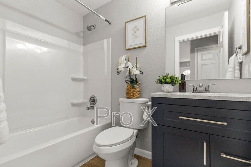 Fayetteville House: 2300 W Holly St