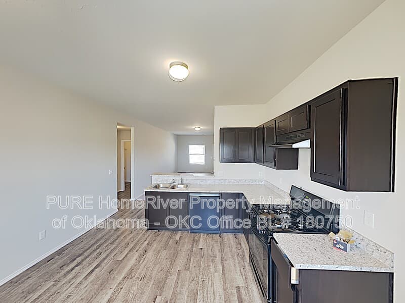 Newcastle House: 308 Karlee Ln