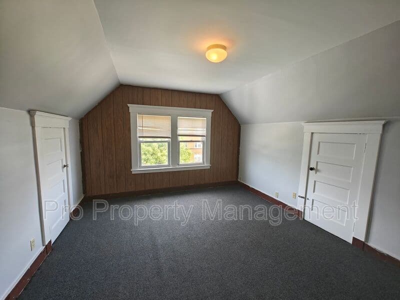 New Haven House: 1644 Chapel Street
