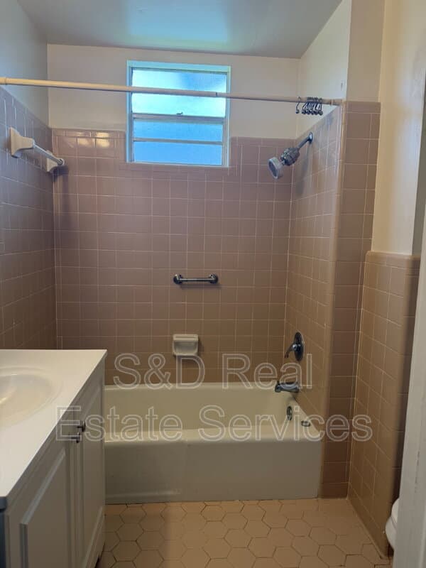 Bartow House: 340 W Stanley St