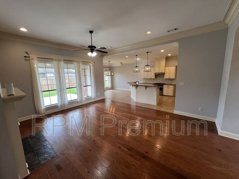 Zachary House: 7335 Oakview Dr.