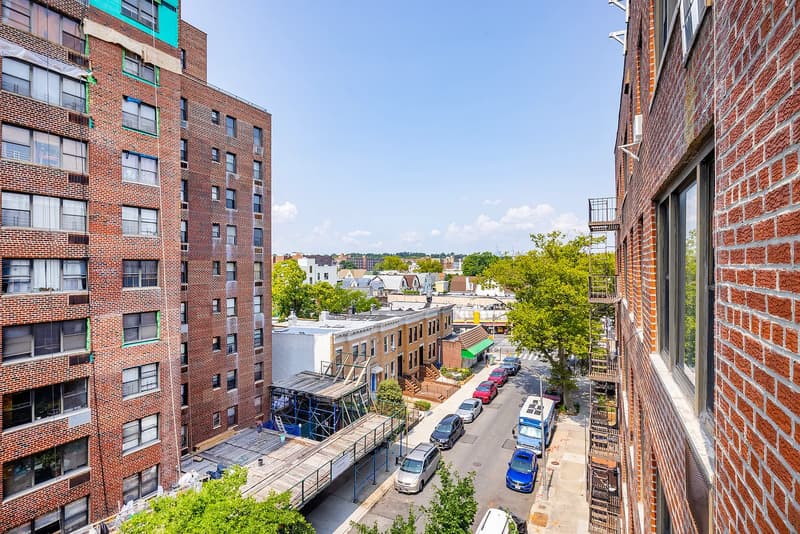 Brooklyn Condo: 415 Beverley Rd