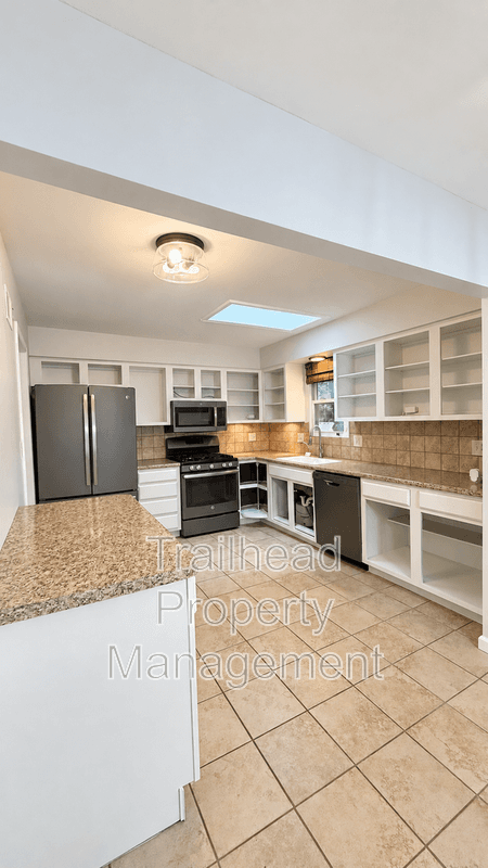 Blue Springs House: 409 NE Duncan Rd